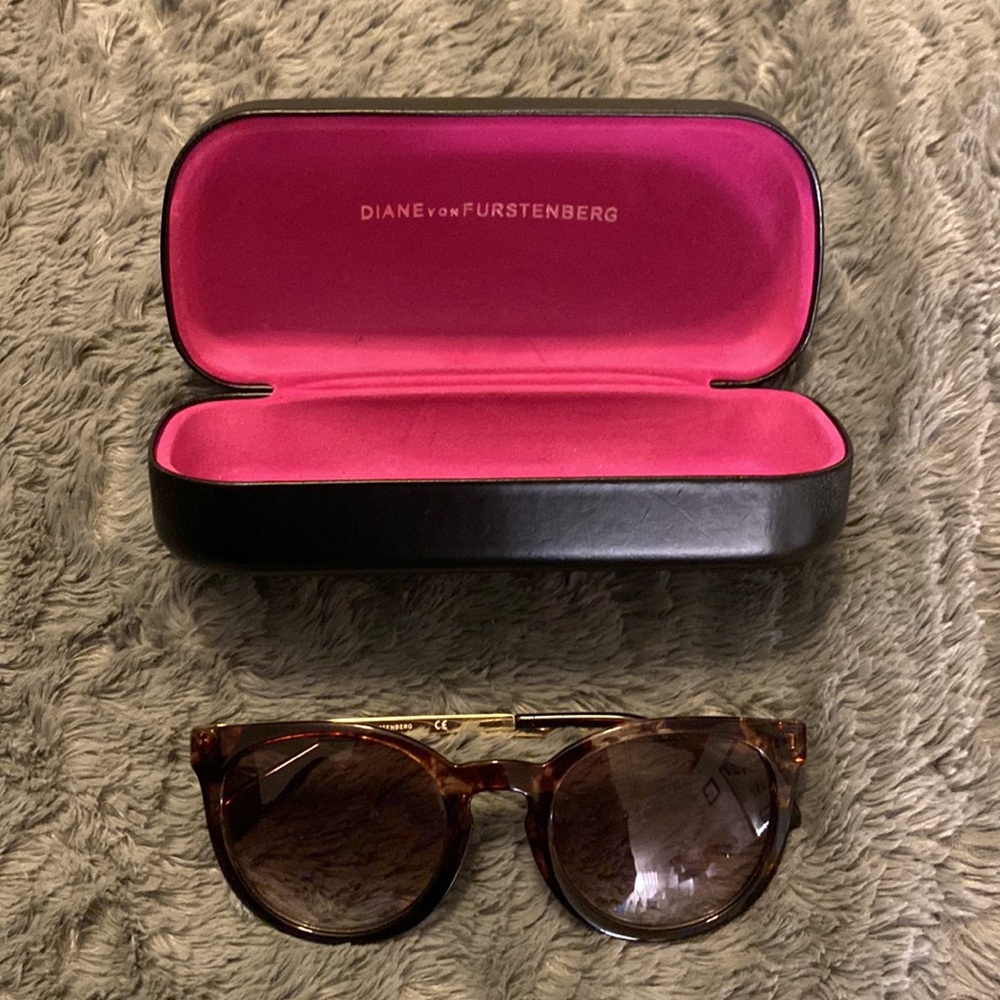 Tortoise Shell Gold Sunglasses - Picture 3 of 5